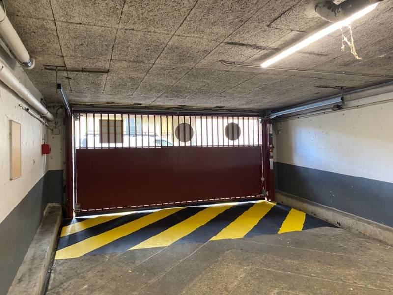 Installation de porte de garage automatique d'agence à Versailles