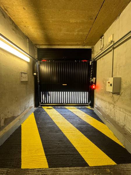 Installation d’une porte basculante pour une résidence à Sarcelles dans le Val d'Oise.
