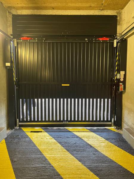 Installation d’une porte basculante pour une résidence à Sarcelles dans le Val d'Oise.